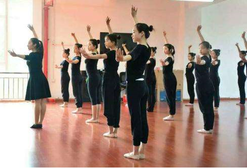 ����ְҵѧУ��Ʒ�������ר�ƾ�ҵǰ���ò��ã�